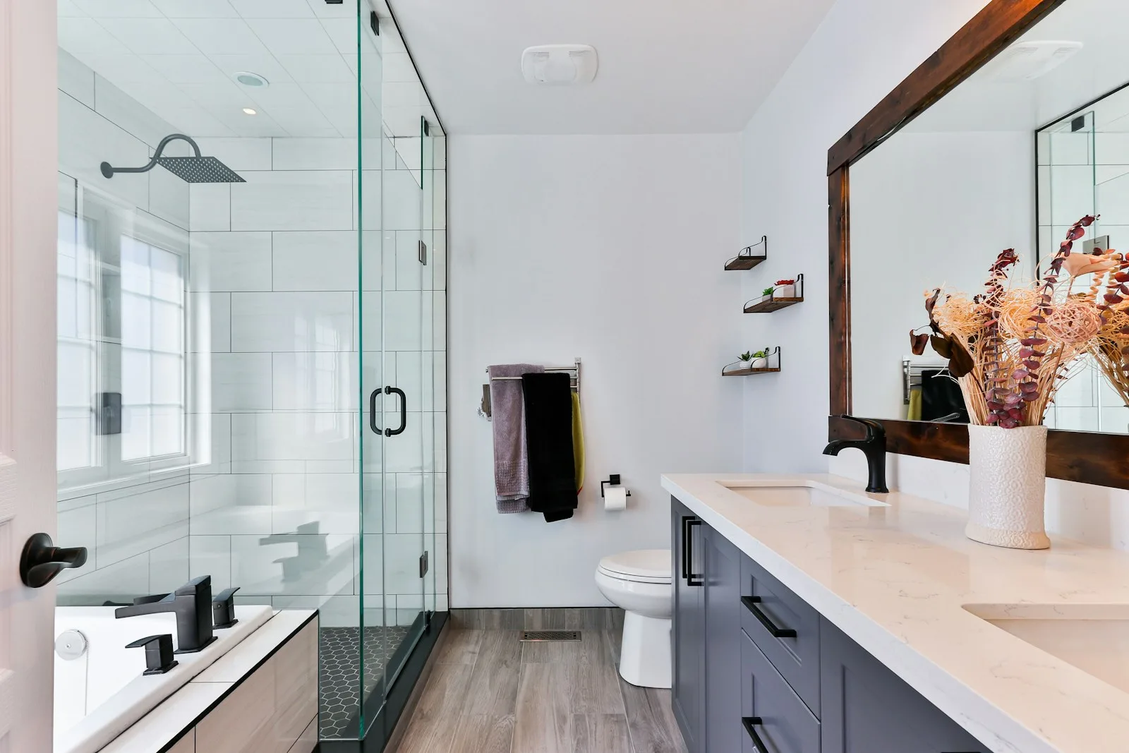 Gerenoveerde badkamer met inloopdouche en glazen wand