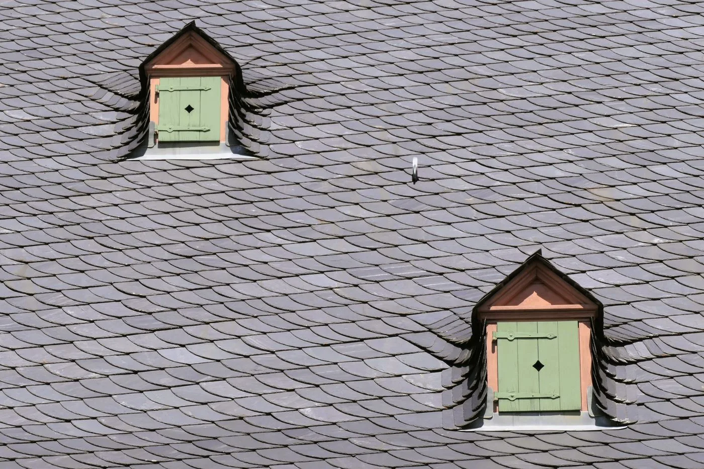 Leien dak met twee dakkapellen