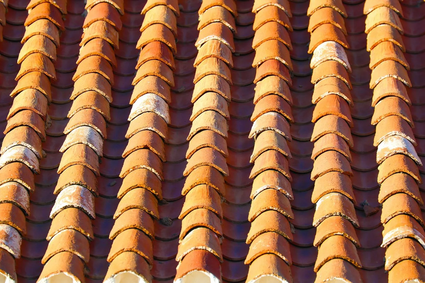 Close-up van oude dakpannen