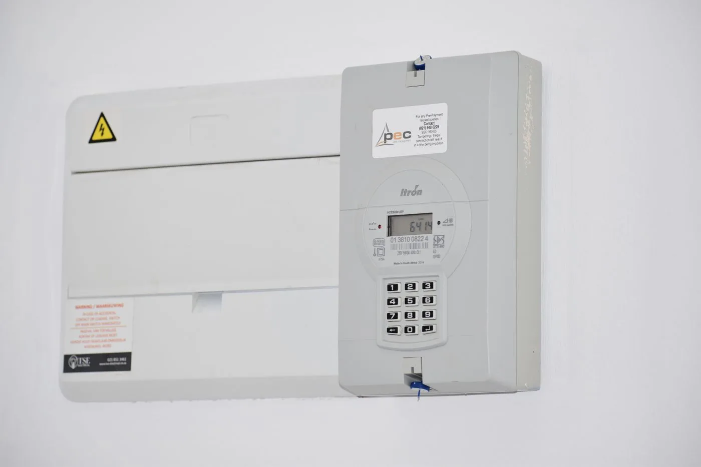 Elektriciteitskast met meter aan de muur