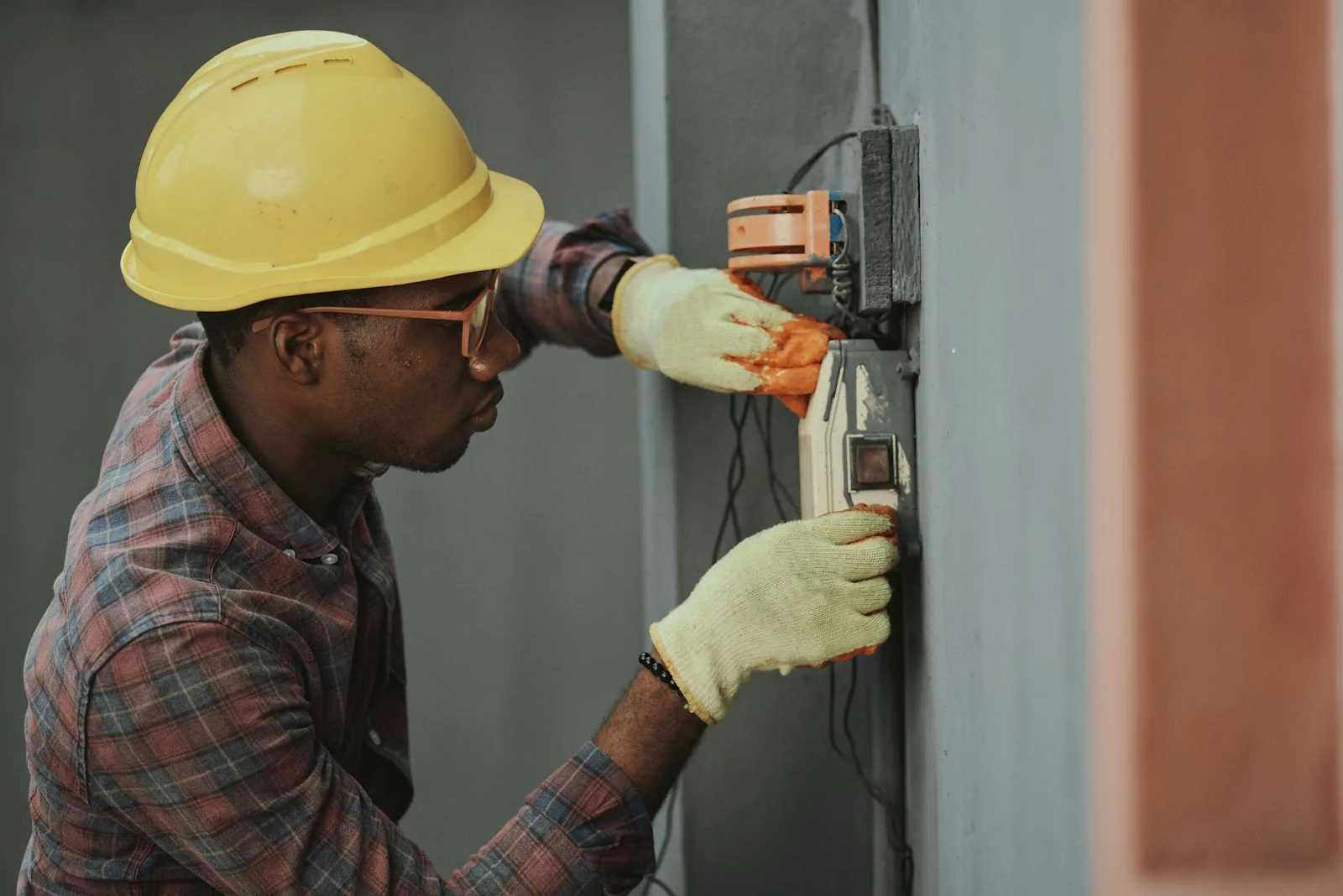 Elektricien aan het werk aan een elektrische installatie
