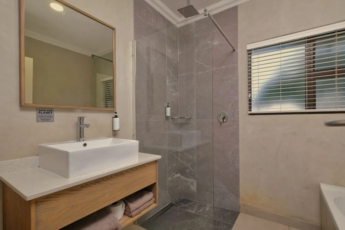 Moderne badkamer met inloopdouche