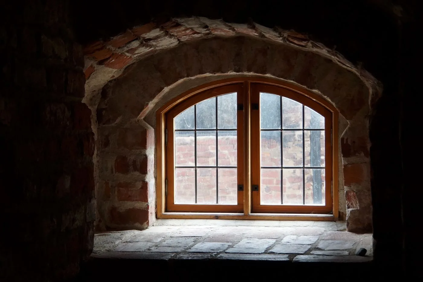 Raam met kader in een gerenoveerde muur