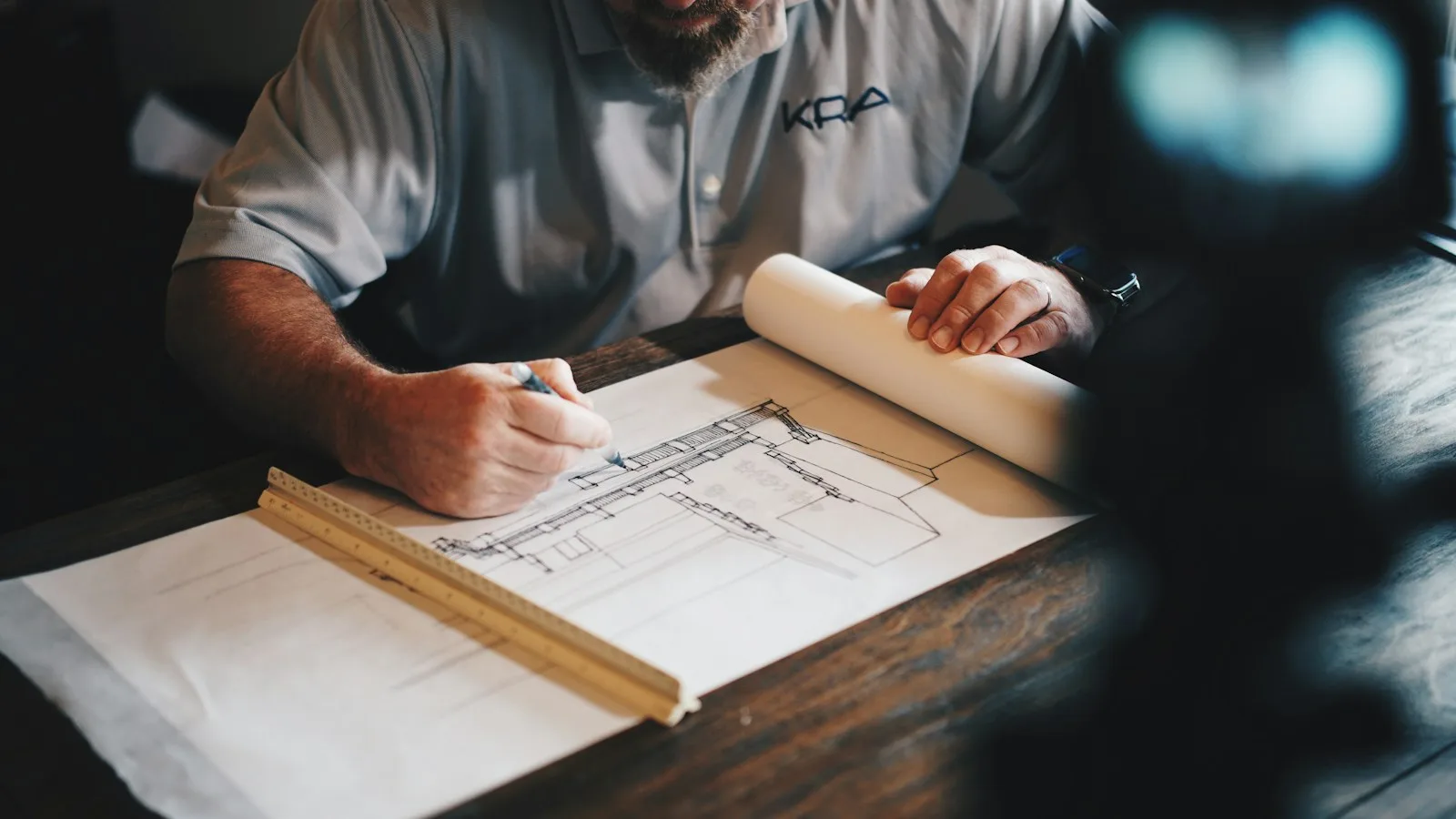Bouwplannen voor een totaalrenovatie op een werktafel