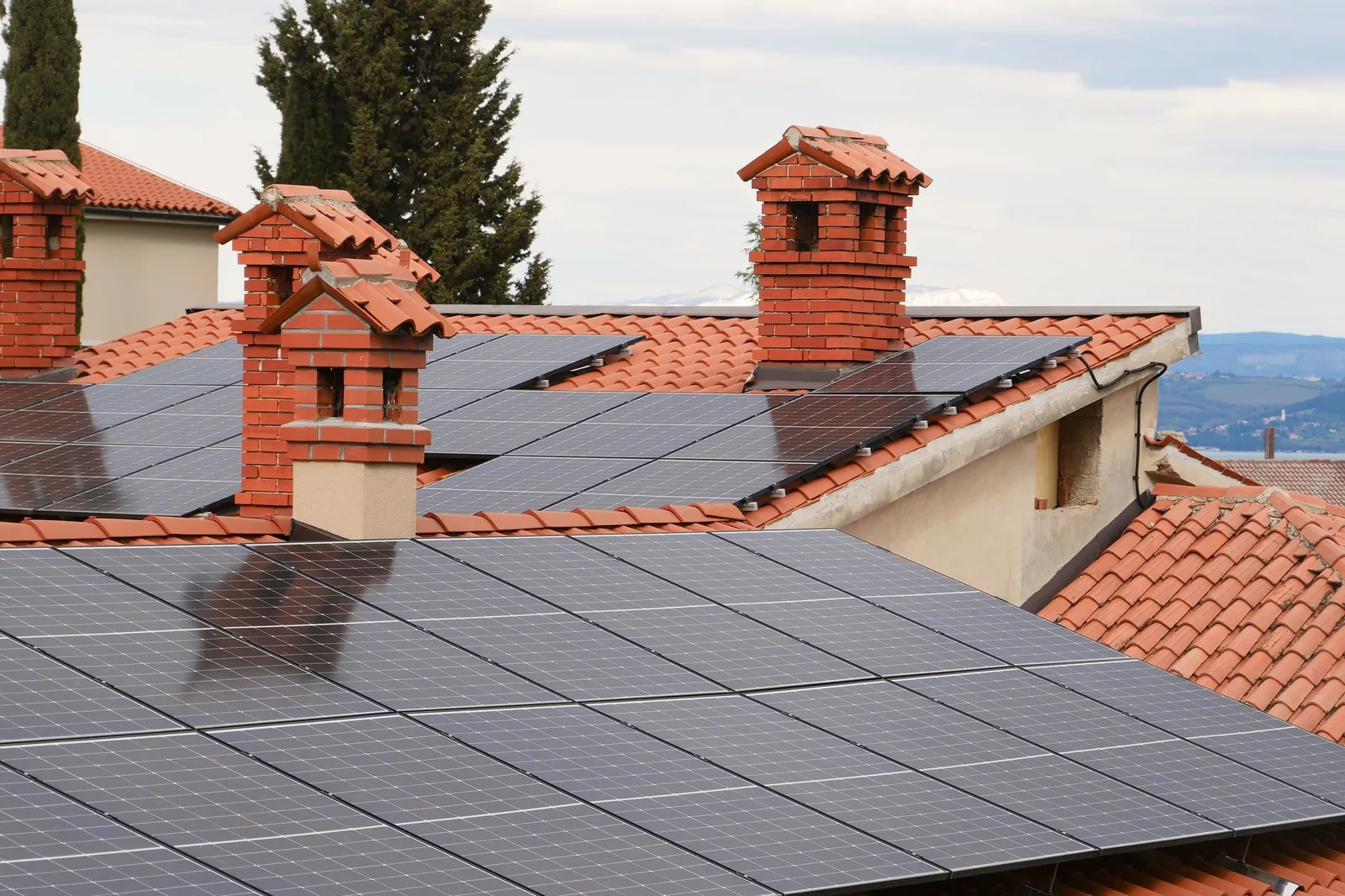 Zonnepanelen op daken met dakpannen in een woonwijk